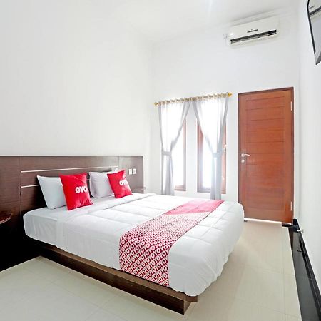 Oyo 90859 Cahaya Guest House Pesanggaran 外观 照片