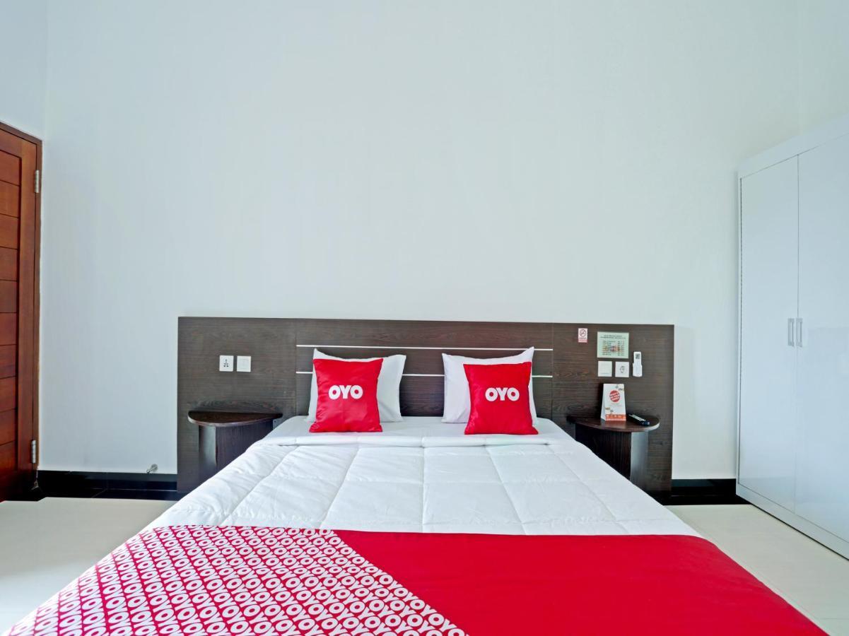 Oyo 90859 Cahaya Guest House Pesanggaran 外观 照片