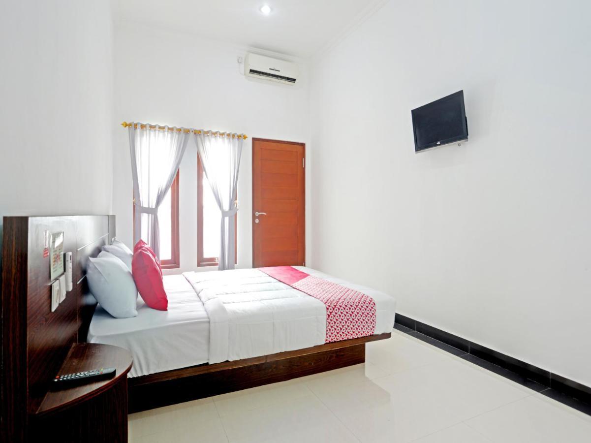 Oyo 90859 Cahaya Guest House Pesanggaran 外观 照片