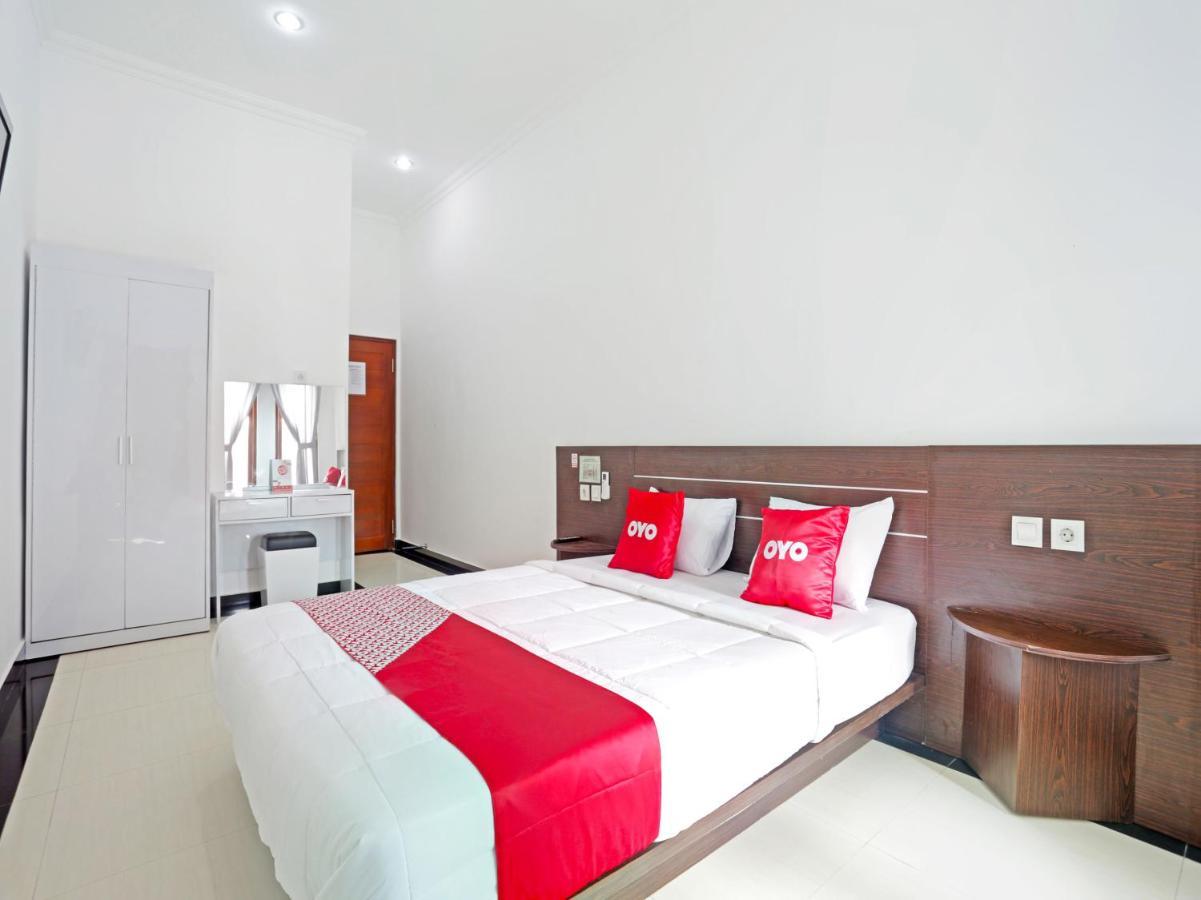 Oyo 90859 Cahaya Guest House Pesanggaran 外观 照片